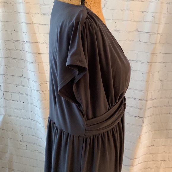 Women’s Long Sleeveless Dress Brooch with Empire Waist - Picture 6 of 7